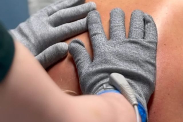 Bioenergiahieronta hopeakuituisilla hierontakäsineillä