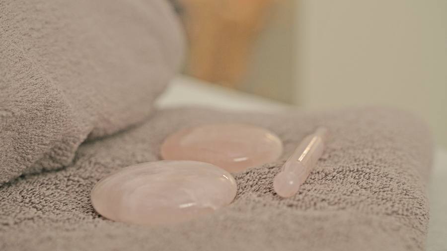 Ruusukvartsiset gua sha -hierontavälineet, sopivat myös lahjaksi